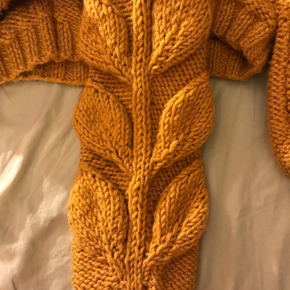Hand knit chunky cropped sweater - Picture 6 of 6